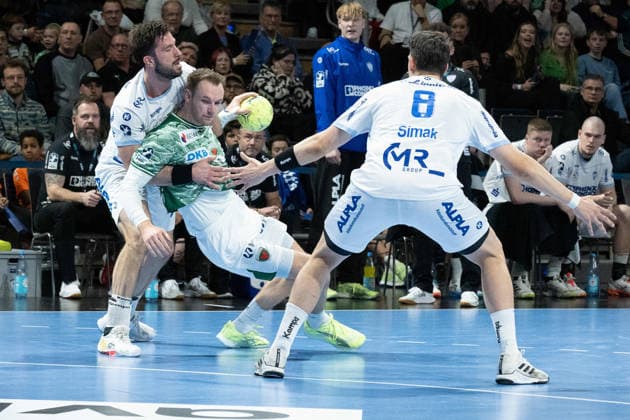30 11 2025, xlakx, Handball Daikin HBL, Fuechse Berlin TBV Lemgo Lippe f l Hendrik Wagner TBV Lemgo Lippe , Mathias Gidsel Fuechse Berlin , Frederik Simak TBV Lemgo Lippe duel, duel, fight, tackle Berlin Daniel Lakomski