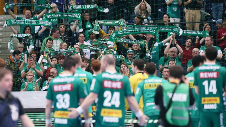Leipzig, 30 11 2025, Arena Leipzig, Handball, Bundesliga, Matchday 14 , SC DHfK Leipzig vs TSV Hannover Burgdorf 27 27 13 13 , In the picture Leipzig is happy about the point win after the match , For editorial use only , DHB HBL regulations prohibit any use of photographs as image sequences and or quasi video ,