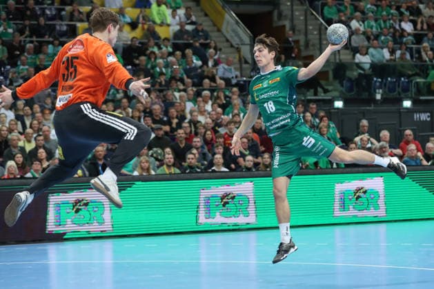 30 11 2025, xtgx, Handball, Daikin HBL, SC DHfK Leipzig TSV Hannover Burgdorf v l Staffan Peter Leipzig, 18 throws goal, Torschuetze, scores goal, Treffer, scores the goal Leipzig