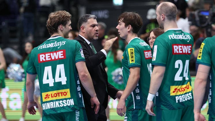 Leipzig, 30 11 2025, Arena Leipzig, Handball, Bundesliga, Matchday 14 , SC DHfK Leipzig vs TSV Hannover Burgdorf 27 27 13 13 , In the picture Leipzig is happy about the point win after the game Managing Director Karsten Günther Guenther Leipzig , For editorial use only , DHB HBL regulations prohibit any use of photographs as image sequences and or quasi video ,