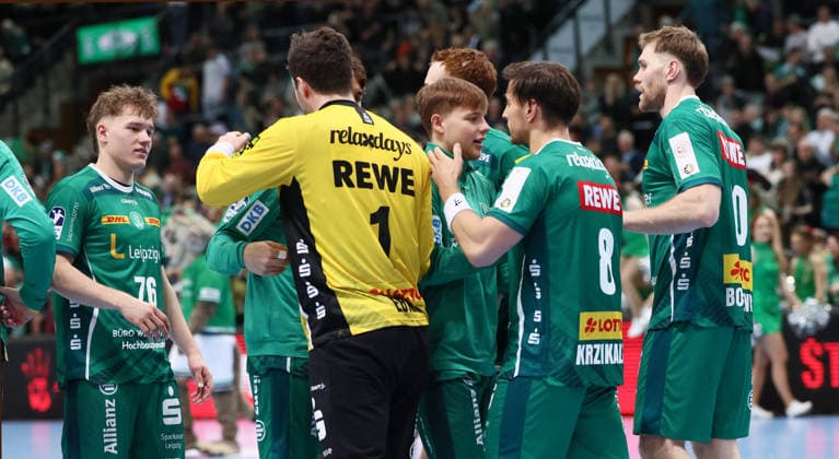Leipzig, 30 11 2025, Arena Leipzig, Handball, Bundesliga, Matchday 14 , SC DHfK Leipzig vs TSV Hannover Burgdorf 27 27 13 13 , In the picture Leipzig is happy about the point win after the match , For editorial use only , DHB HBL regulations prohibit any use of photographs as image sequences and or quasi video ,