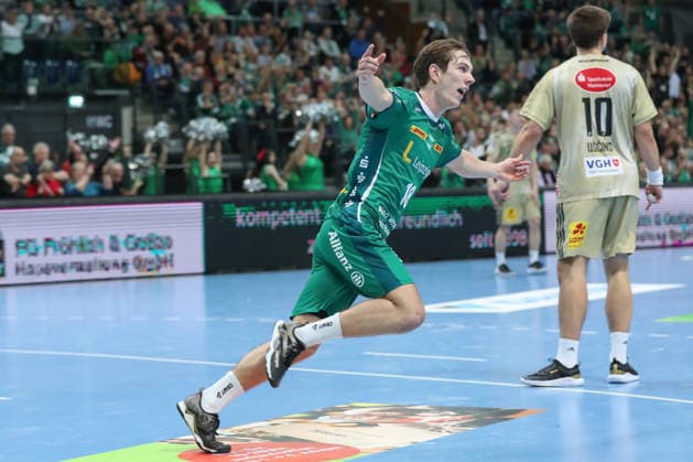 30 11 2025, xtgx, Handball, Daikin HBL, SC DHfK Leipzig TSV Hannover Burgdorf v l Staffan Peter Leipzig, 18 Jubel, Torjubel, jubelt ueber das Tor, celebrate the goal, celebration Leipzig