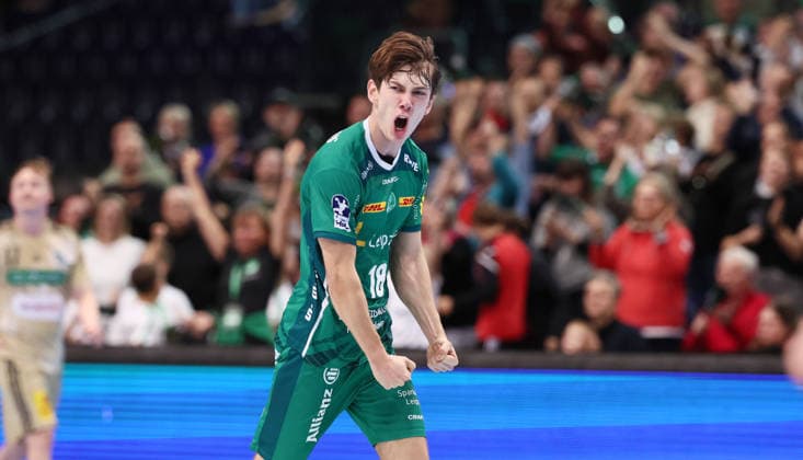 Leipzig, 30 11 2025, Arena Leipzig, Handball, Bundesliga, Matchday 14 , SC DHfK Leipzig vs TSV Hannover Burgdorf 27 27 13 13 , In the picture Leipzig is happy about the point win after the game Staffan Peter 18, Leipzig , For editorial use only Only editorial use , DHB HBL regulations prohibit any use of photographs as image sequences and or quasi video ,