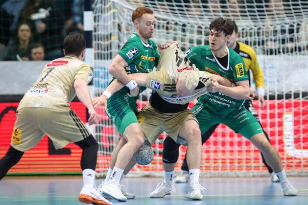 30 11 2025, xtgx, Handball, Daikin HBL, SC DHfK Leipzig TSV Hannover Burgdorf v l Tomas Piroch Leipzig , Justus Fischer Hannover, 54 , Matej Klima Leipzig, 13 duel, duel, fight, tackle Leipzig