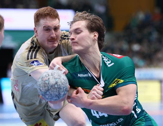 Leipzig, 30 11 2025, Arena Leipzig, Handball, Bundesliga, Matchday 14, SC DHfK Leipzig vs TSV Hannover Burgdorf, In the picture from left Lukas Stutzke 39, Hannover , Blaer Hinriksson 44, Leipzig , For editorial use only Only editorial use , DHB HBL regulations prohibit any use of photographs as image sequences and or quasi video ,