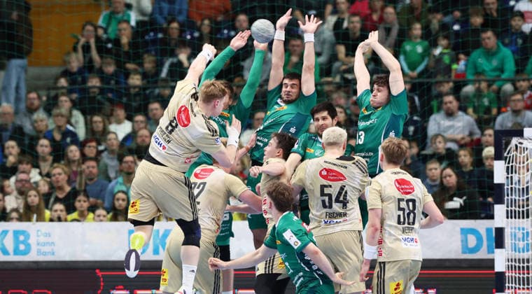 Leipzig, 30 11 2025, Arena Leipzig, Handball, Bundesliga, 14 Matchday , SC DHfK Leipzig vs TSV Hannover Burgdorf, In the picture Vilhelm Poulsen 9, Hannover throwing a goal against the Leipzig wall , For editorial use only Only editorial use , DHB HBL regulations prohibit any use of photographs as image sequences and or quasi video ,