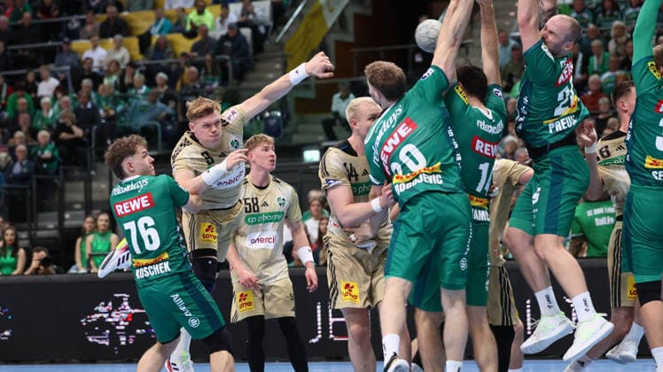 Leipzig, 30 11 2025, Arena Leipzig, Handball, Bundesliga, 14 Matchday , SC DHfK Leipzig vs TSV Hannover Burgdorf, In the picture Vilhelm Poulsen 9, Hannover throwing a goal against the Leipzig wall , For editorial use only Only editorial use , DHB HBL regulations prohibit any use of photographs as image sequences and or quasi video ,