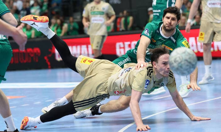 Leipzig, 30 11 2025, Arena Leipzig, Handball, Bundesliga, Matchday 14 , SC DHfK Leipzig vs TSV Hannover Burgdorf, In the picture from left Leif Tissier 7, Hannover , Marko Mamic 14, Leipzig , For editorial use only Only editorial use , DHB HBL regulations prohibit any use of photographs as image sequences and or quasi video ,