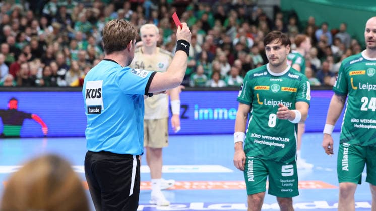 Leipzig, 30 11 2025, Arena Leipzig, Handball, Bundesliga, 14 Spieltag , SC DHfK Leipzig vs TSV Hannover Burgdorf, Im Bild Rote Karte für Lucas Krzikalla 8, Leipzig , Nur zur redaktionellen Nutzung Only editorial use , DHB HBL regulations prohibit any use of photographs as image sequences and or quasi video ,