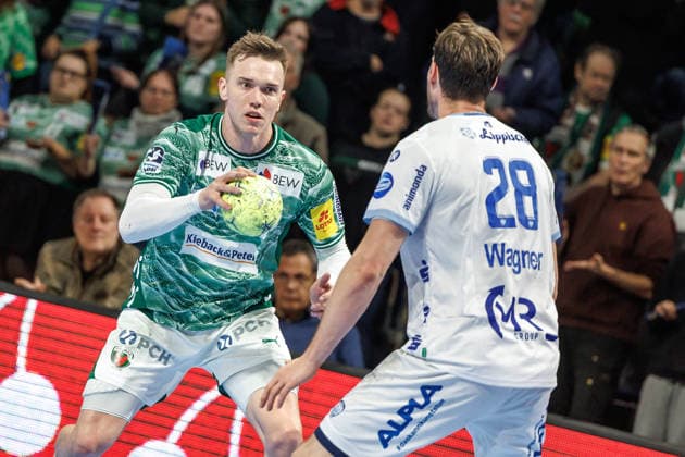 Handball Bundesliga, Füchse Berlin TBV Lemgo Lippe, Matchday 14, Max Schmeling Halle Lasse Andersson Füchse Berlin fights against Hendrik Wagner Füchse Berlin TBV Lemgo Lippe 5350855
