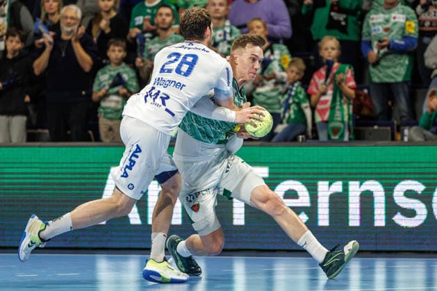 Handball Bundesliga, Füchse Berlin TBV Lemgo Lippe, Matchday 14, Max Schmeling Halle Lasse Andersson Füchse Berlin fights against Hendrik Wagner Füchse Berlin TBV Lemgo Lippe 5350855