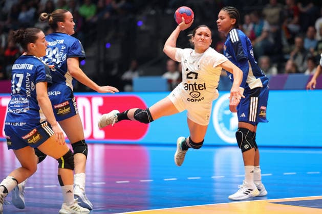 Iceland Uruguay, IHF Womens Handball World Championship Paula Eastman Ruegger Uruguay, 27 against Thea Imani Sturludottir Iceland, 25 and Elin Klara Thorkelsdottir Iceland, 17 and Katrin Tinna Jensdottir Iceland, 33 Preliminary round match of the Womens Handball World Championship between Iceland and Uruguay on November 30, 2025 at the Porsche Arena in Stuttgart , Stuttgart Baden Württemberg Germany Porsche Arena