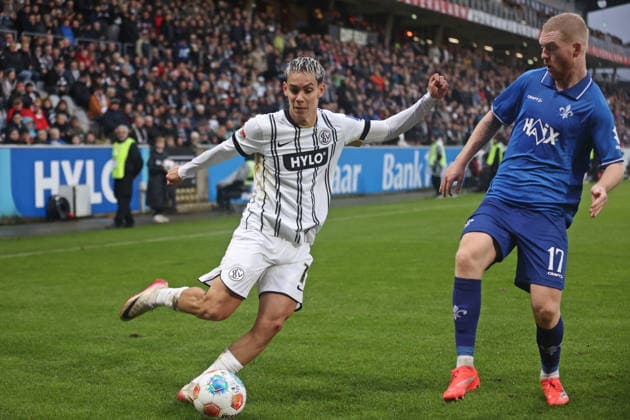 30 11 2025, Football, Men, 2 Bundesliga, Season 2025 2026, SV 07 Elversberg SV Darmstadt 98, Frederik Schmahl SV 07 Elversberg Kai Klefisch SV Darmstadt 98 Elversberg Ursapharm Arena an der Kaiserlinde Saarland Germany DEU Copyright: xFabianxKleerx