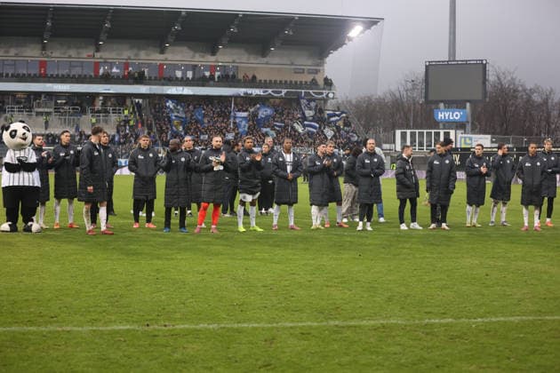 30 11 2025, Football, Men, 2 Bundesliga, Season 2025 2026, SV 07 Elversberg SV Darmstadt 98, The players of SV Elversberg thank the fans after the match Elversberg Ursapharm Arena an der Kaiserlinde Saarland Germany DEU Copyright: xFabianxKleerx