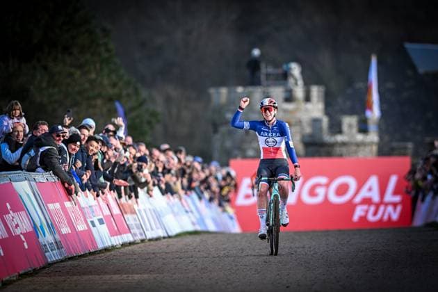 French Amandine Fouquenet crosses the finish line at the women s race at the Cyclocross World Cup cyclocross event in Flamanville, France, Sunday 30 November 2025, the 2nd stage (out of 12) in the World Cup of the 2025-2026 season. DAVIDxPINTENS  x145405150x