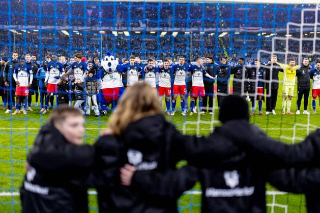 Hamburg, 30. November 2025 - Fußball, 1. Bundesliga 2025 26, Hamburger SV - VfB Stuttgart: Schlussjubel bei den Spielern des Hamburger SV DFL REGULATIONS PROHIBIT ANY USE OF PHOTOGRAPHS AS IMAGE SEQUENCES AND OR QUASI-VIDEO. *** Hamburg, November 30, 2025 Football, 1 Bundesliga 2025 26, Hamburger SV VfB Stuttgart Final cheers by the players of Hamburger SV DFL REGULATIONS PROHIBIT ANY USE OF PHOTOGRAPHS AS IMAGE SEQUENCES AND OR QUASI VIDEO