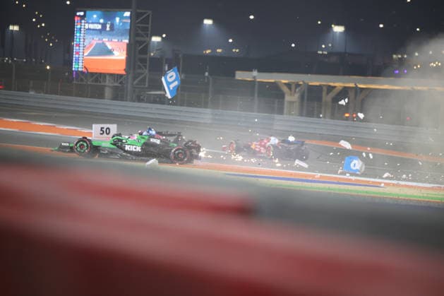 Nico Huelkenberg Stake F1 Team Kick Sauber, 27 , Accident, Race, Race, QAT, Formula 1 World Championship, Qatar Grand Prix, Doha, Lusail, Lusail International Circuit, Sunday, Race Day, 30 11 2025 QAT, Formula 1 World Championship, Qatar Grand Prix, Doha, Lusail, Lusail International Circuit, Sunday, Race Day, 30 11 2025 Doha Copyright: xEibner-Pressefoto AnnikaxGrafx EP_AGF