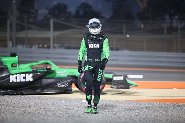 Nico Huelkenberg Stake F1 Team Kick Sauber, 27 , Accident, Race, Race, QAT, Formula 1 World Championship, Qatar Grand Prix, Doha, Lusail, Lusail International Circuit, Sunday, Race Day, 30 11 2025 QAT, Formula 1 World Championship, Qatar Grand Prix, Doha, Lusail, Lusail International Circuit, Sunday, Race Day, 30 11 2025 Doha Copyright: xEibner-Pressefoto AnnikaxGrafx EP_AGF