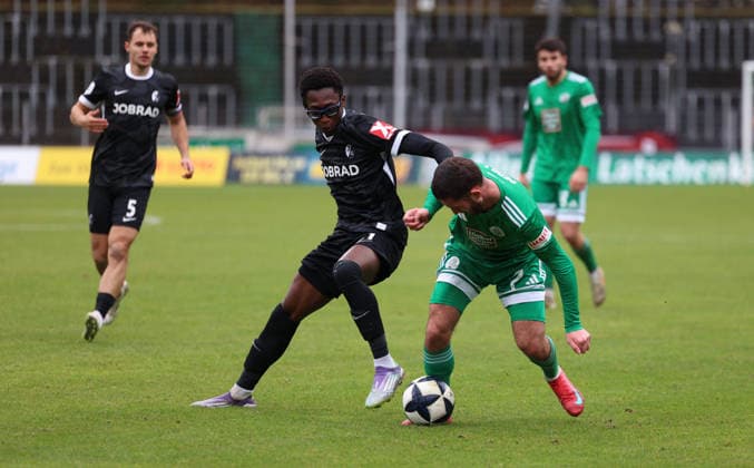 30 11 2025, Football, Men, Regionalliga Südwest, Season 2025 2026, FC 08 Homburg SC Freiburg II, Bismark Kwabena Adomah SC Freiburg II Armend Qenaj FC 08 Homburg Homburg Waldstadion Saarland Germany DEU Copyright: xJürgenxSchumacherx