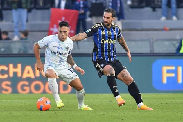 Lautaro Javier Martinez (Inter) thwarted by Antonio Caracciolo (Pisa) during Pisa SC vs Inter - FC Internazionale, Italian soccer Serie A match in Pisa, Italy, November 30 2025  Copyright: xGabrielexMasotti IPAxSportx xipa-agency.netx xx IPA_68560940 IPA_Agency_IPA68560940