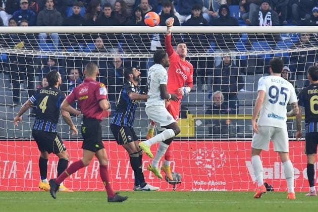 Simone Scuffet (Pisa) saves during Pisa SC vs Inter - FC Internazionale, Italian soccer Serie A match in Pisa, Italy, November 30 2025  Copyright: xGabrielexMasotti IPAxSportx xipa-agency.netx xx IPA_68560973 IPA_Agency_IPA68560973