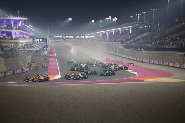 Alexander Albon Atlassian Williams Racing, 23 , Lance Stroll Aston Martin Aramco Formula One Team, 18 , Pierre Gasly BWT Alpine F1 Team, 10 , Oliver Bearman MoneyGram Haas F1 Team, 87 , Esteban Ocon MoneyGram Haas F1 Team, 31 , Lewis Hamilton Scuderia Ferrari HP, 44 , Charles Leclerc Scuderia Ferrari HP, 16 , Lando Norris McLaren Formula 1 Team, 04 , Oscar Piastri McLaren Formula 1 Team, 81 , Fernando Alonso Aston Martin Aramco Formula One Team, 14 , Max Verstappen Oracle Red Bull Racing, 01 , Carlos Sainz Atlassian Williams Racing, 55 , George Russell Mercedes AMG Petronas Formula One Team, 63 , Andrea Kimi Antonelli Mercedes AMG Petronas Formula One Team, 12 , Race start, Race, Race, QAT, Formula 1 World Championship, Qatar Grand Prix, Doha, Lusail, Lusail International Circuit, Sunday, Race Day, 30 11 2025 QAT, Formula 1 World Championship, Qatar Grand Prix, Doha, Lusail, Lusail International Circuit, Sunday, Race Day, 30 11 2025 Doha Copyright: xEibner-Pressefoto AnnikaxGrafx EP_AGF