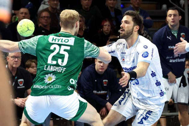 DEU, DHB, 1 HBL, Fuechse Berlin vs TBV Lemgo Lippe , 30 11 2025, Max Schmeling Halle, Berlin, DEU, DHB, 1 HBL, Fuechse Berlin vs TBV Lemgo Lippe , pictured Matthes Langhoff Fuechse Berlin 25 , Tim Suton Lemgo 23 nordphotoxGmbHx xEngler nph00076
