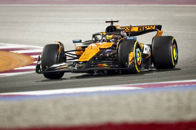 DOHA - Oscar Piastri (McLaren) in action during the start of the Qatar Grand Prix at the Lusail International Circuit. ANP SANDER KONING xVIxANPxSportx xxANPxIVx 543489932 originalFilename: 543489932.jpg