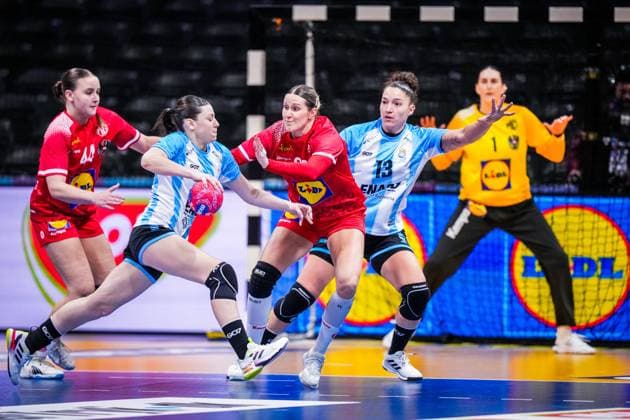 ROTTERDAM , 30-11-2025 , Rotterdam Ahoy , Womens World Championship, WM, Weltmeisterschaft Handball 2025 , match between Austria and Argentina , picture shows Argentina player Carolina Bono and Austria player Ines Ivancok-Soltic Austria - Argentina (women)  x32275445x Copyright: