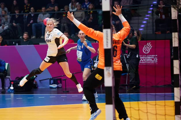 l r Antje Doell DHB, 29 make the goal for 1 1, 30 11 2025, 27TH IHF Womens Handball World Championship 2025, Germany Serbia, GER, Stuttgart, Porsche Arena Copyright: HMBxMedia xHeikoxBecker