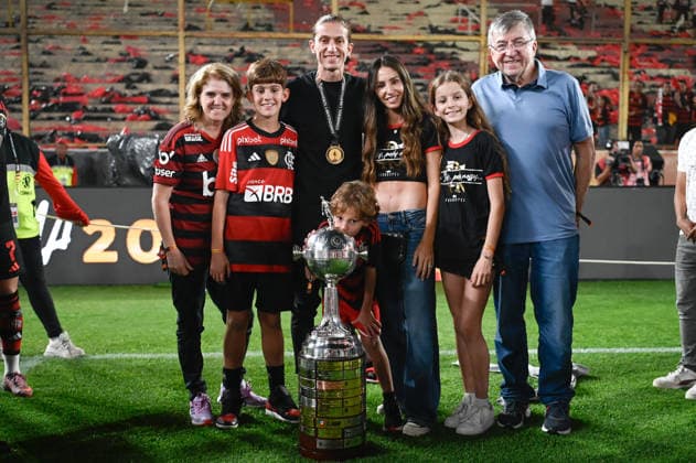 Palmeiras x Flamengo Final Libertadores LIMA, LI - 29.11.2025: PALMEIRAS X FLAMENGO FINAL LIBERTADORES - Coach Filipe Luis poses with his family during Palmeiras x Flamengo match valid for the CONMEBOL Libertadores 2025 Final, held at the Monumental stadium, located in the city of Lima, Peru, this Saturday (29). (Photo: Nayra Halm Fotoarena) x2850585x  NayraxHalm