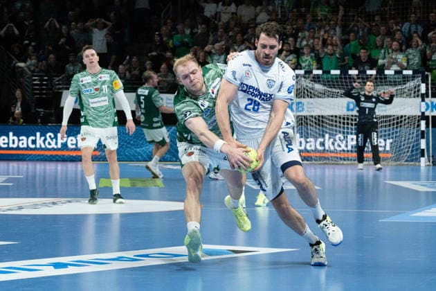 30 11 2025, xlakx, Handball Daikin HBL, Fuechse Berlin TBV Lemgo Lippe v l Matthes Langhoff Fuechse Berlin , Hendrik Wagner TBV Lemgo Lippe duel, duel, fight, tackle Berlin Daniel Lakomski
