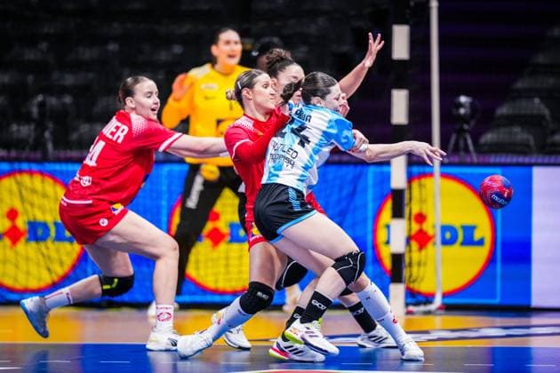 ROTTERDAM , 30-11-2025 , Rotterdam Ahoy , Womens World Championship, WM, Weltmeisterschaft Handball 2025 , match between Austria and Argentina , picture shows Argentina player Carolina Bono and Austria player Ines Ivancok-Soltic Austria - Argentina (women)  x32275664x Copyright: