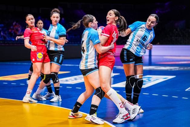 ROTTERDAM , 30-11-2025 , Rotterdam Ahoy , Womens World Championship, WM, Weltmeisterschaft Handball 2025 , match between Austria and Argentina , picture shows Austria player Andrea Barnjak and Argentina player Martina Romero Austria - Argentina (women)  x32276026x Copyright: