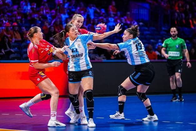 ROTTERDAM , 30-11-2025 , Rotterdam Ahoy , Womens World Championship, WM, Weltmeisterschaft Handball 2025 , match between Austria and Argentina , picture shows Austria player Klara Schhlegel and Argentina player Giuliana Gavilan Austria - Argentina (women)  x32276039x Copyright: