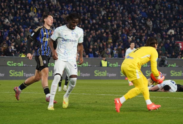 Inter s Yann Sommer ....During the Serie A soccer match between Pisa and Inter at the Cetilar Arena Romeo Anconetani Stadium in Pisa; Center West Italy; saturday November 30; 2025 ; Soccer  Copyright: x AlessandroxLaxRoccax