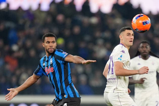 Atalanta s Isak Hien fights for the ball with Fiorentina™s Roberto Piccoli during the Serie A soccer match between Atalanta and Fiorentina at the New Balance Stadium in Bergamo , north Italy - Sunday , November 30 , 2025. - Soccer .  Copyright: xSpada LaPressex