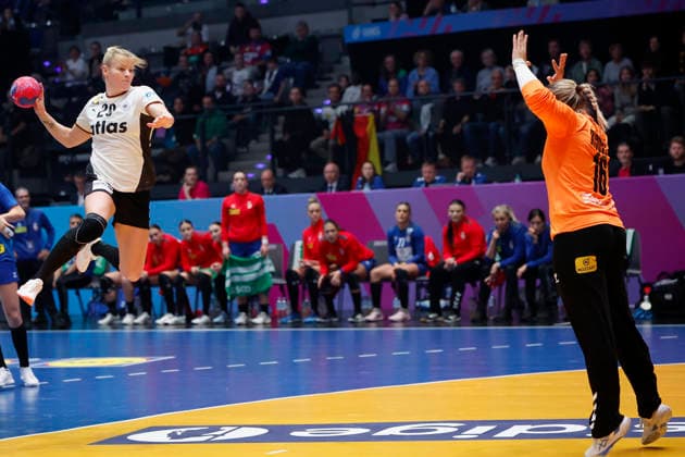 l r Antje Doell DHB, 29 make the goal for 4 2, 30 11 2025, 27TH IHF Womens Handball World Championship 2025, Germany Serbia, GER, Stuttgart, Porsche Arena Copyright: HMBxMedia xHeikoxBecker