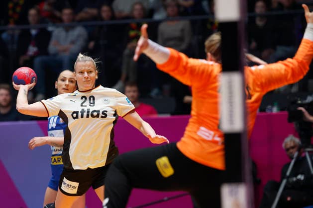 l r Antje Doell DHB, 29 make the goal for 7 3, 30 11 2025, 27TH IHF Womens Handball World Championship 2025, Germany Serbia, GER, Stuttgart, Porsche Arena Copyright: HMBxMedia xHeikoxBecker