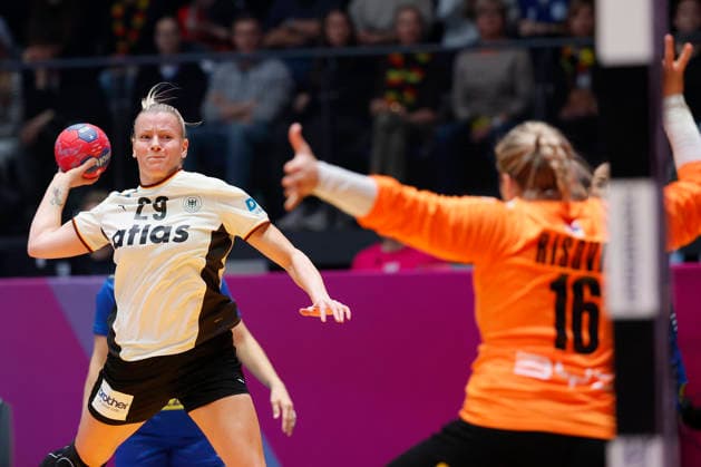 l r Antje Doell DHB, 29 make the goal for 7 3, 30 11 2025, 27TH IHF Womens Handball World Championship 2025, Germany Serbia, GER, Stuttgart, Porsche Arena Copyright: HMBxMedia xHeikoxBecker