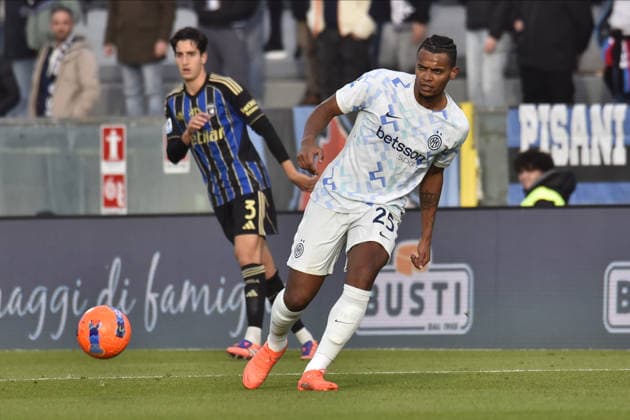 Pisa, November 30, 2025 Arena Garibaldi, Romeo Anconetani Stadium, Serie A Football Championship - PisaSC vs. Inter. Pictured: Akanji passes.  Copyright: xRobertoxCappellox xipa-agency.netx xRobertoxCappellox IPA_Agency_IPA68561879