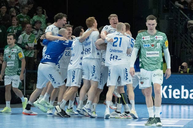 30 11 2025, xlakx, Handball Daikin HBL, Fuechse Berlin TBV Lemgo Lippe v l Team of TBV Lemgo Lippe celebrating the victory, cheering after the end of the game Berlin Daniel Lakomski