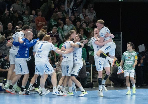 30 11 2025, xlakx, Handball Daikin HBL, Fuechse Berlin TBV Lemgo Lippe v l Team of TBV Lemgo Lippe celebrating the victory, cheering after the end of the game Berlin Daniel Lakomski