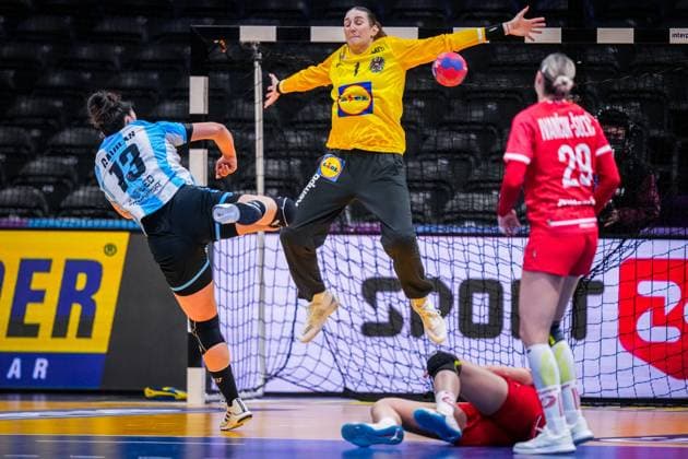 ROTTERDAM , 30-11-2025 , Rotterdam Ahoy , Womens World Championship, WM, Weltmeisterschaft Handball 2025 , match between Austria and Argentina , picture shows Austria goalkeeper Lena Ivancok Austria - Argentina (women)  x32276191x Copyright: