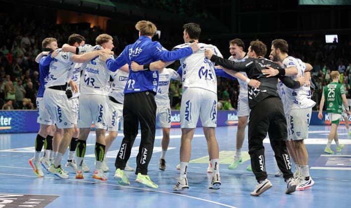 Lemgo team cheers after the end of the match Joy Emotion Cheers Final cheer Sport Handball HBL Bundesliga Men 14 Matchday Season 2025 2026 30 11 2025 Füchse Berlin vs TBV Lemgo Lippe