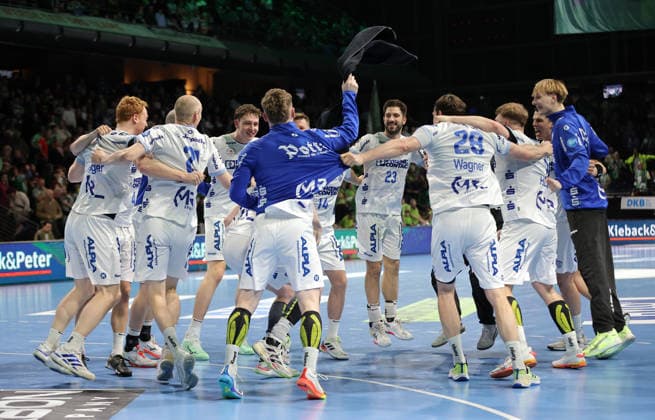 Lemgo team cheers after the end of the match Joy Emotion Cheers Final cheer Sport Handball HBL Bundesliga Men 14 Matchday Season 2025 2026 30 11 2025 Füchse Berlin vs TBV Lemgo Lippe