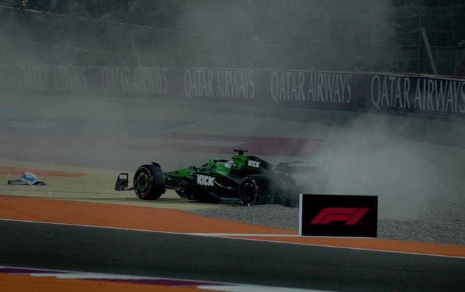 Formula 1 Qatar Airways Qatar Grand Prix 2025 30 11 2025, Losail International Circuit, Doha, Formula 1 Qatar Airways Qatar Grand Prix 2025 ,in the picture accident of Nico Hülkenberg DEU , Stake F1 Team Kick Sauber, who then has to retire nordphotoxGmbHx xBratic nph00250