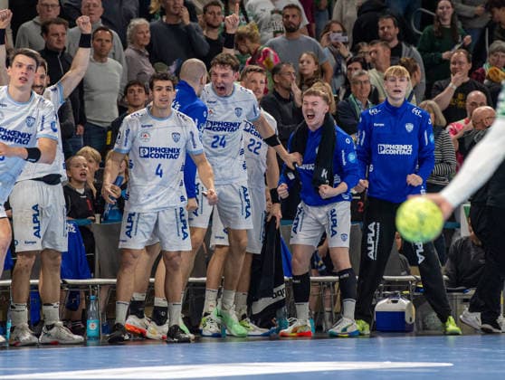 Handball, Men, Season 2025 2026, DAIKIN Handball Bundesliga 14 Matchday , Füchse Berlin TBV Lemgo, Lemgo cheering on the bench, 30 11 2025, Copyright: xSebastianxRäppold MatthiasxKochx
