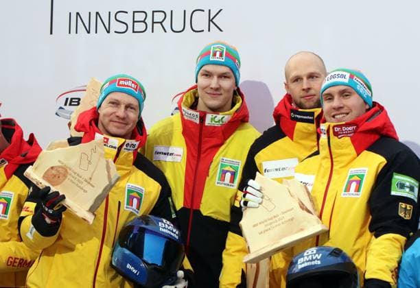 IBSF World Cup Bob & Skeleton Innsbruck (AUT) 2025 26, 30.11.2025, 4-man Bobsleigh Image: Celebration of the winners and trophy, Team FRIEDRICH Francesco (GER, frontseat), BECKER Tim (GER, 2nd seat), SCHUELLER Alexander (GER, 3rd seat), STRAUB Felix (GER, 4th seat), (order left to right) Tirol Austria Copyright: xBEAUTIFULxSPORTS NilsxKoepkex