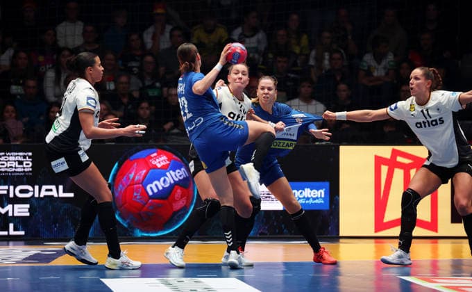30 11 2025, Germany, Stuttgart, F27th IHF Womens World Championship 2025, Germany vs Serbia, f l Amie von Pereira GER , Jovana Jovovic SRB , Emily Vogel GER , Sanja Radosavljevic SRB , Xenia Smits GER